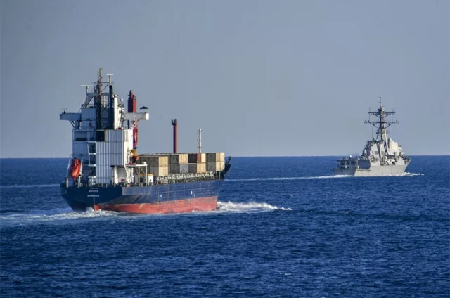 Если пролив и дальше будет перекрыт, нормально провести посевную кампанию сельхозпредприятия в Азии и Латинской Америке просто не смогут.