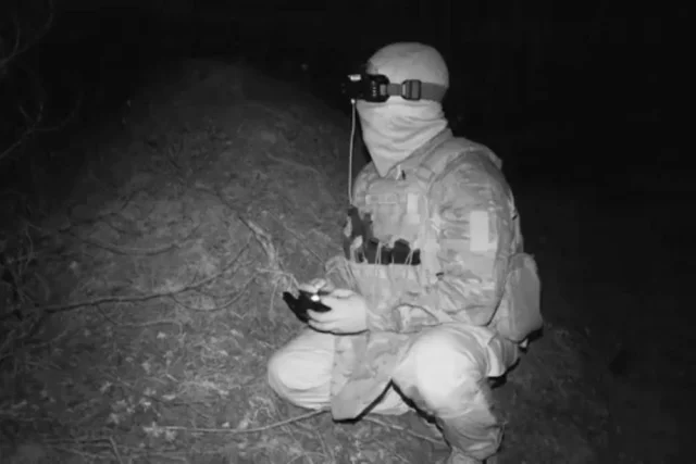 В течении нескольких минут опытный оператор поднял «крыло» в воздух.