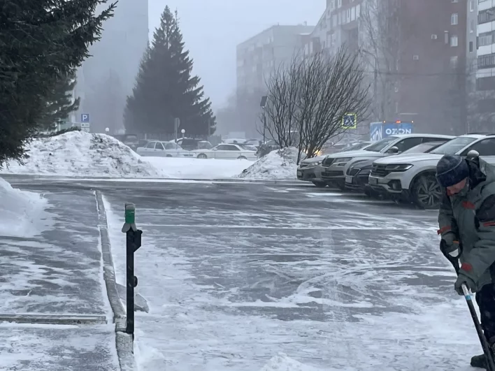 Улицы опустели и только дворники боролись со стихией, чтобы дать возможность омичам добраться до своих домов.