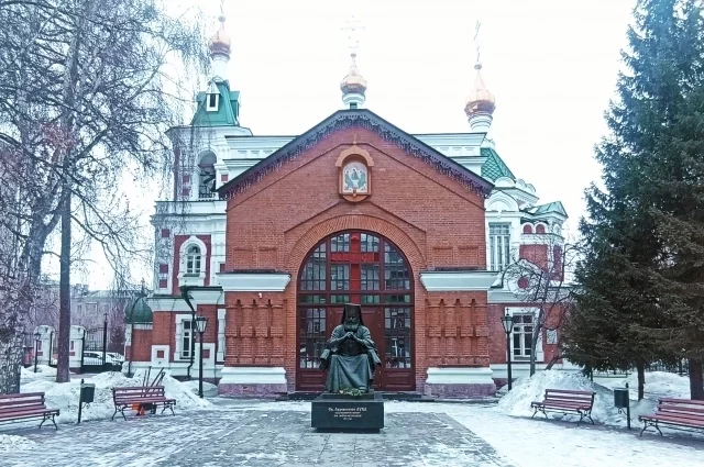 У знаменитого здания в 2002 году был установлен памятник святому Луке.