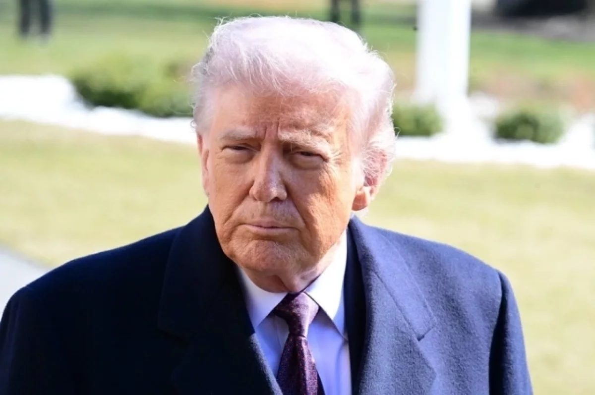 Участник митинга в Кентукки упал в обморок за спиной Трампа