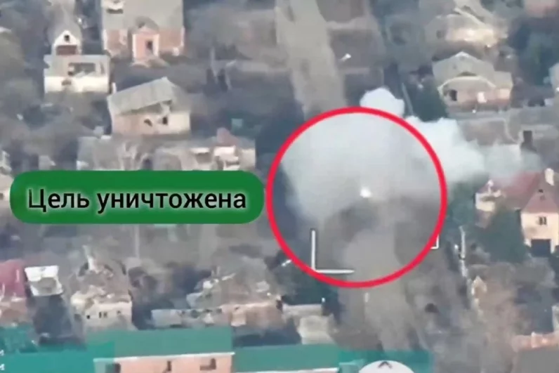 Противник бросил технику на одном из участков дорог в районе населенного пункта Константиновка, а операторы беспилотных систем российских войск уничтожили ее несколькими точными попаданиями ударных дронов.