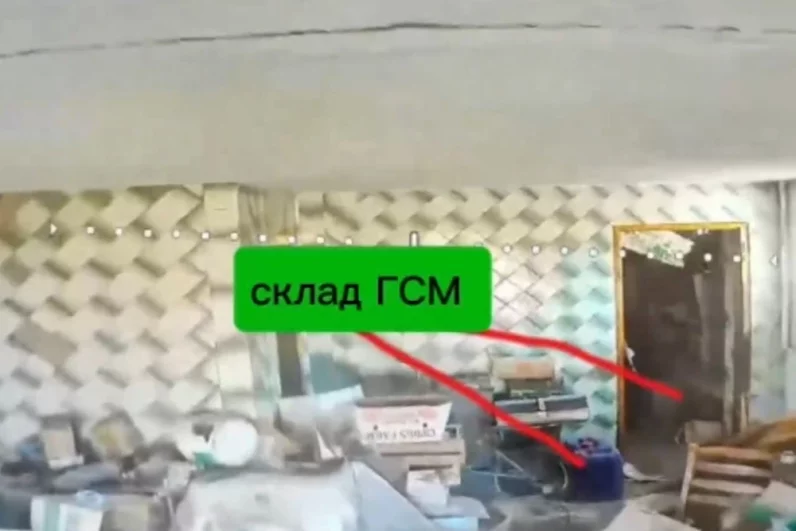 В нём был обнаружен склад горюче-смазочных материалов противника.