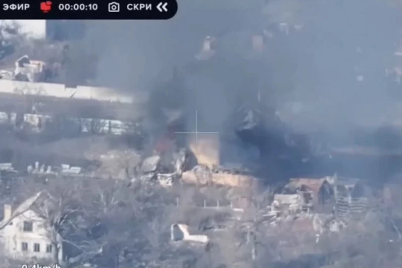 Он был уничтожен прямым попаданием FPV-дрона.