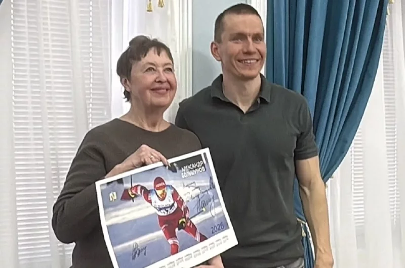 Мама фаната Александра Большунова в качестве приза за самый интересный вопрос получила автограф спортсмена и лыжные перчатки. Женщина сказала, что ее сын очень переживает за чемпиона.