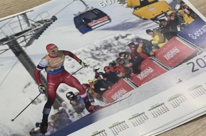 Спортсмен оставлял автограф на календарях со своим фото.