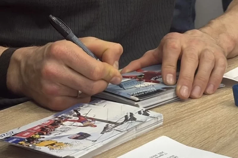 Большунов подписал целую стопку своих фотографий. 