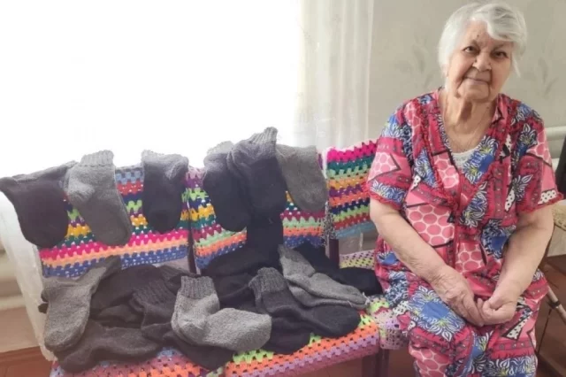 Шерстяные носки, связанные Ниной Алексеевной, волонтёры отвозят в прифронтовые госпитали и на передовую.