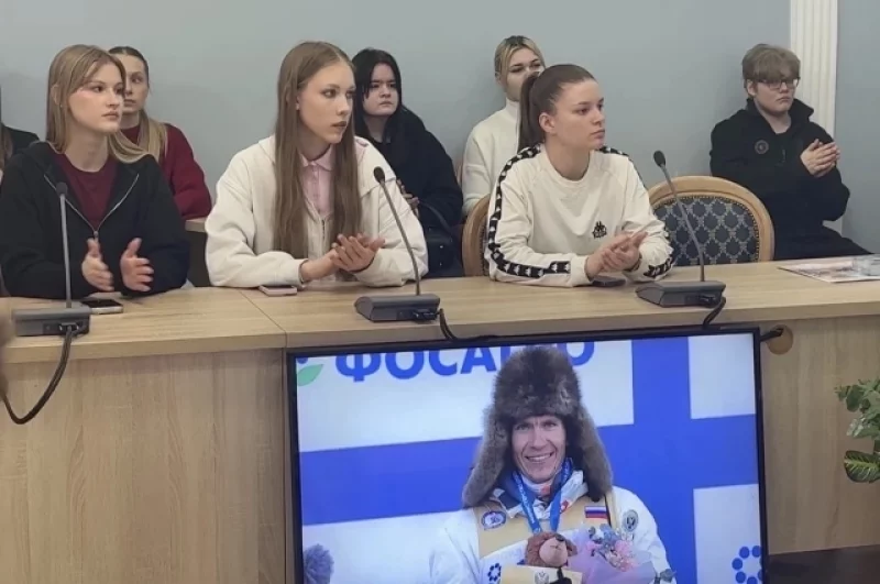 Студенты из Института физической культуры и спорта ПГУ интересовались у чемпиона, что важнее, трудолюбие или талант. Первое качество, по мнению Александра Большунова, имеет большее значение.