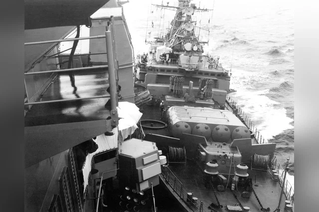 Момент навала сторожевика «Беззаветный» на борт «Yorktown».