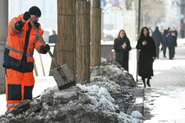 Весь снег сойдет только к 5-10 апреля. И это в Москве.