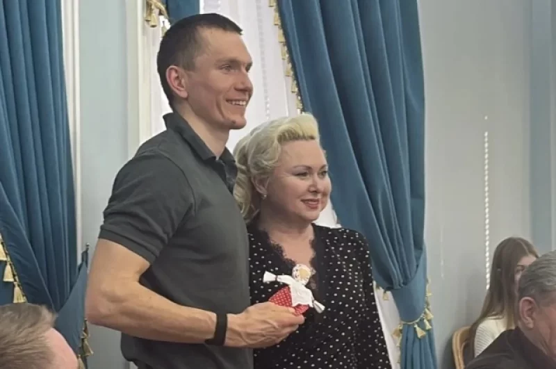 Дочери Александра Большунова начальник отдела культурно-проектной деятельности вуза Алла Тархова подарила куклу из ложки ручной работы.