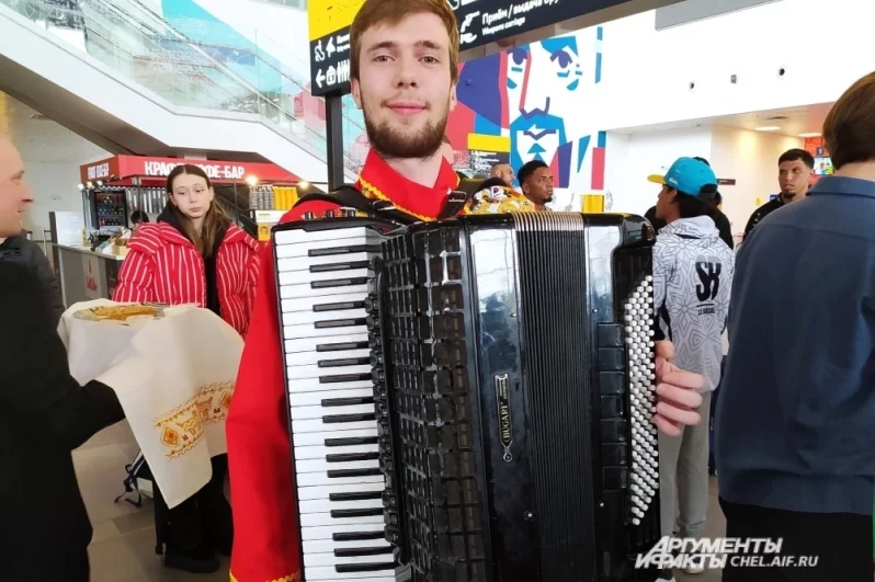 Аккордеонист сегодня играл четырежды: для каждой из прибывших команд.