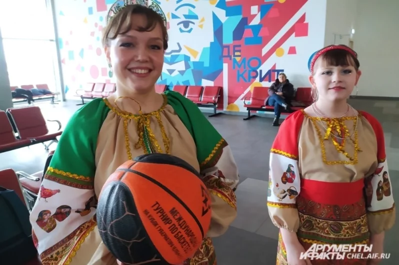 Девчонки из школы искусств сумели зажечь русскими народными танцами горячих баскетболистов, которые и аплодировали, и снимали на видео встречу, и даже пускались в пляс.