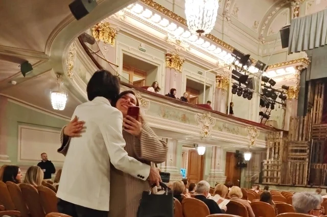 Место встречи петербуржцев – храм Мельпомены.