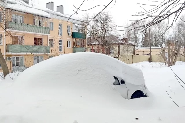 С началом оттепели из-под сугробов стали появляться припаркованные с осени автомобили.