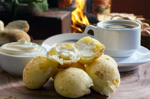 Сыр можно добавить в начинку, а еще лучше — в тесто. 