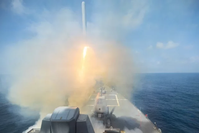 Эсминец класса «Арли Берк» ВМС США выпустил ударную ракету «Томагавк» в рамках операции «Эпическая ярость».