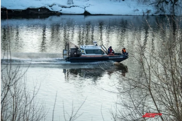 На данный момент поиски остальных подростков осложняются рядом факторов. Во‑первых, это сильное течение, скорость которого достигает 10 м/с. Во‑вторых, сложная ледовая обстановка.