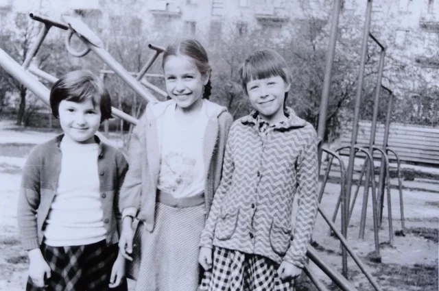 На честно заработанные гривенники автор (слева) с подружками даже могли посетить ресторан! Свердловск, 1989 год.