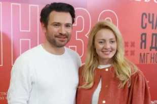 Актер Антон Хабаров перед началом концерта «Счастлив тем, что я дышал и жил...» в Государственном Кремлевском дворце в Москве.  