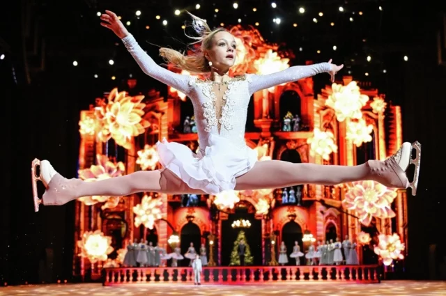 14-летняя Елена Костылева после череды скандалов и своих травм вернулась к наставнику Евгению Плющенко и стала двукратной чемпионкой России среди юниоров.