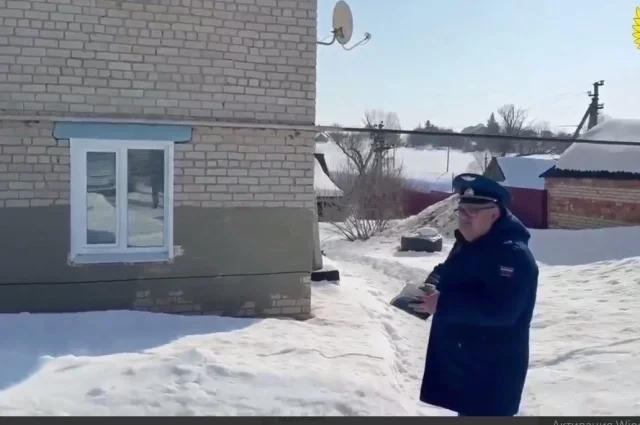 Сотрудник прокуратуры проводит осмотр в доме, где погибло семь человек.