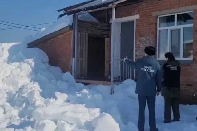 Место, где произошло обрушение снега на детей