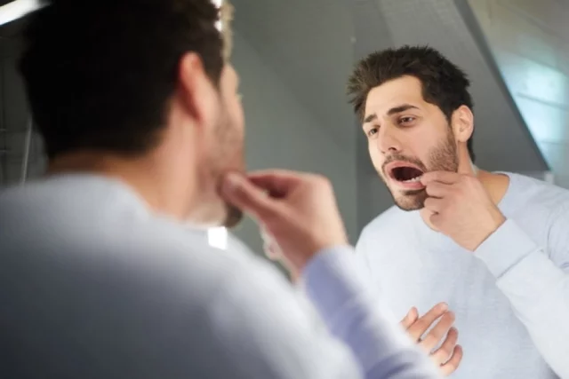 Считается, что бактерии могут распространяться через слюну или клетки крови в другие части тела, потенциально способствуя росту раковых клеток.