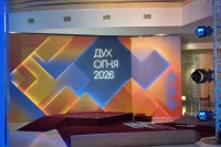 Знаменитости и дебютанты делали фото на память.