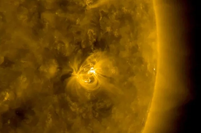 Научные приборы зафиксировали на Солнце вспышку M-класса.