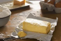 Единственный продукт из «блинного» набора, подешевевший к 10 марта, — это сливочное масло. 