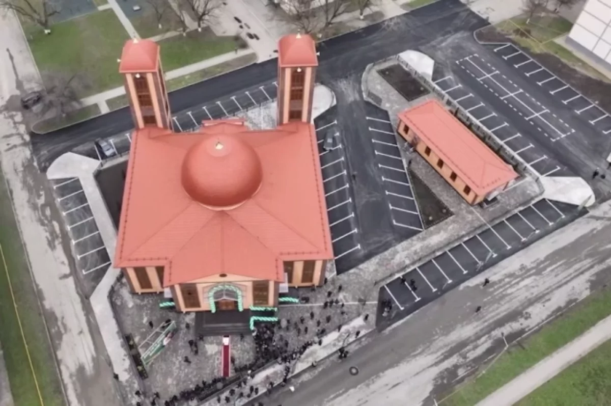 В Грозном открыли новую трехэтажную мечеть на 2,5 тысячи человек