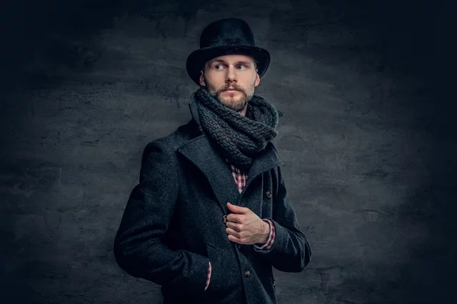 В интеллигентном с виду мужчине в пальто и шляпе сложно было признать кровожадное чудовище. 