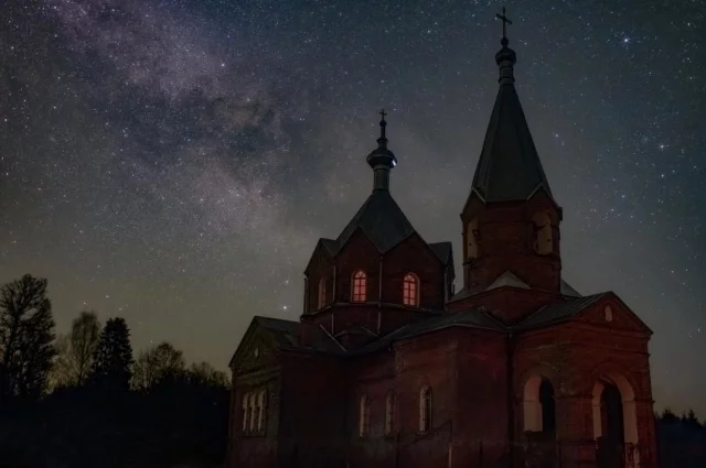 Звездное небо и Млечный путь запечатлел Петр Митрофанов над Введенским храмом в деревне Новые Дубяги