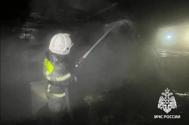 По предварительной версии, возгорание произошло из-за ветхой электропроводки.