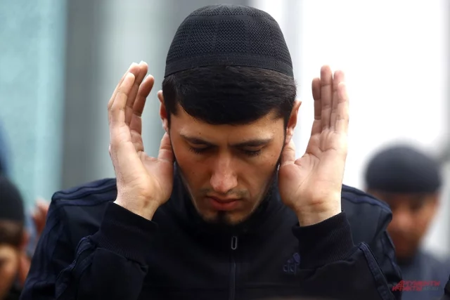 На Уразу-байрам мусульмане идут на коллективную молитву в мечеть.