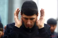 На Уразу-байрам мусульмане идут на коллективную молитву в мечеть.