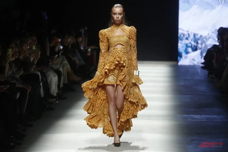 Изюминка недели моды — маркет российских дизайнеров. Там можно найти необычные вещи, сумки, обувь и украшения.