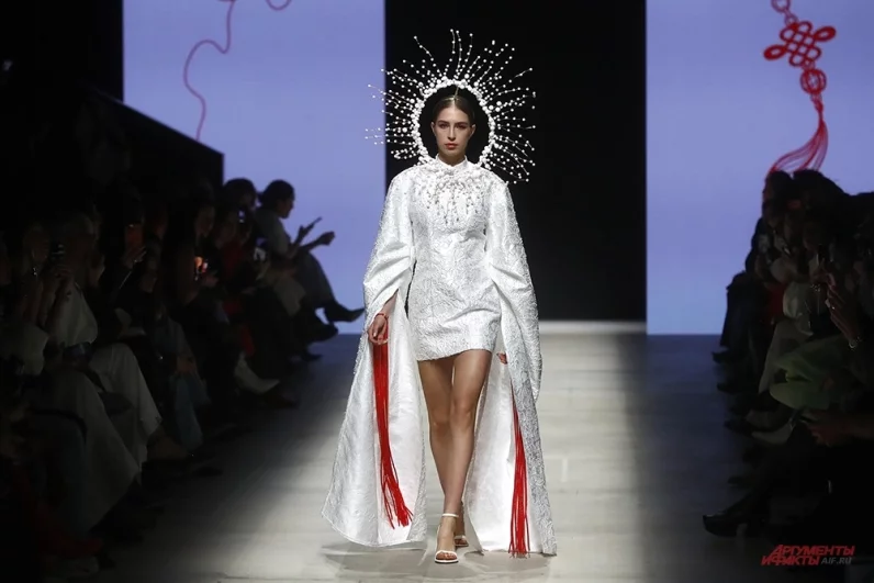 На открытие VI Московской недели моды съехались более 300 дизайнеров. С 14 по 19 марта они будут демонстрировать в Манеже свои коллекции. За шесть дней пройдет более 80 показов.