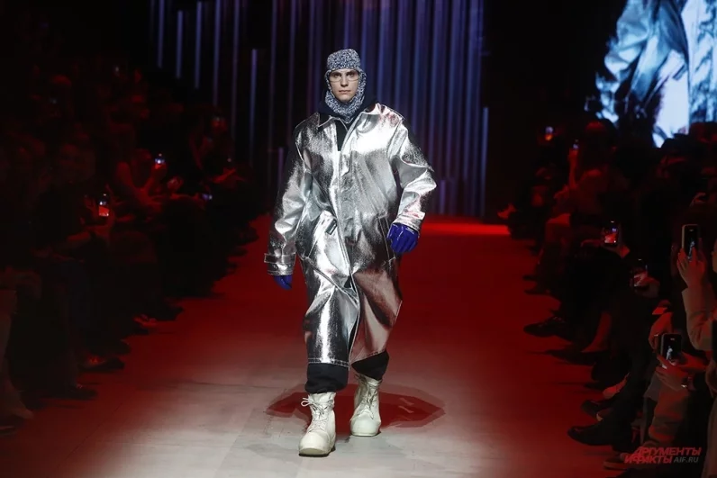 Новинкой шестого сезона и модной инновацией в России стала зона ИИ-примерочной. С помощью нейросети можно примерить коллекции до их выпуска.