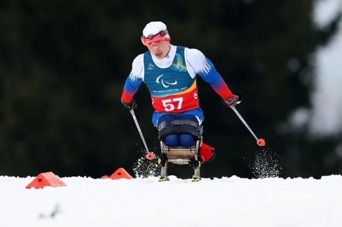 Лыжник Голубков победил в гонке на 20 км сидя на Паралимпиаде в Италии