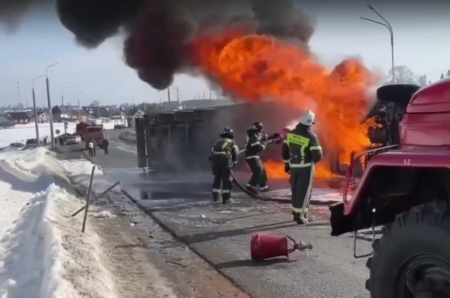 Тягач охватило мощное пламя.