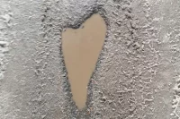 Мост через Урал в Оренбурге давно требует ремонта: асфальт разрушается, на покрытии — ямы и выбоины. 