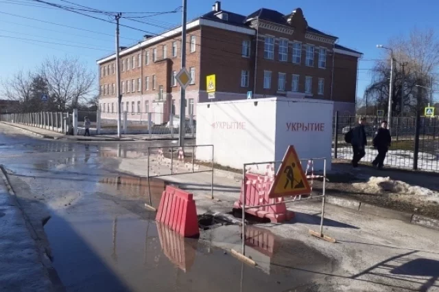 Огромную яму на дороге около школы № 17 в Белгороде читатель назвал «входом в подземелье».