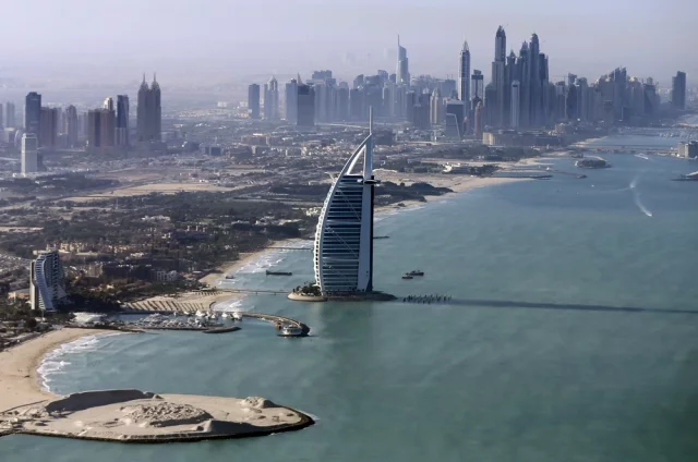 Наиболее уязвимой пока выглядит недвижимость ОАЭ, которая росла как на дрожжах и куда в том числе вкладывали деньги экспаты. 