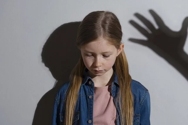 Пережившие насилие дети с трудом адаптируются после усыновления.