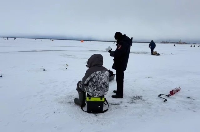 Рыбаки выходят на лед, несмотря на запрет
