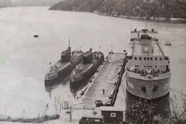 Лодка К-77 у пирса на базе подводных лодок.