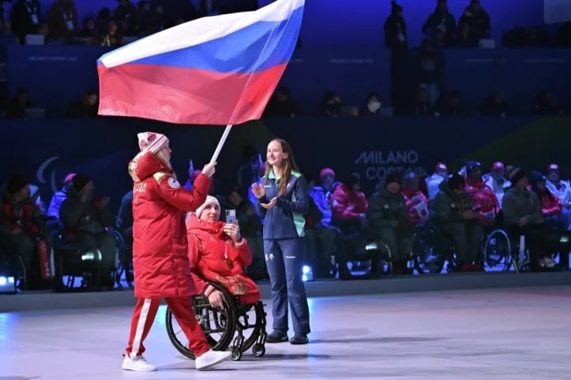 Знаменосцы сборной России, горнолыжница Варвара Ворончихина и лыжник Иван Голубков, на церемонии закрытия зимней Паралимпиады-2026.